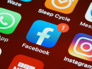 How to Use Instagram & Facebook Stories to Raise Funds